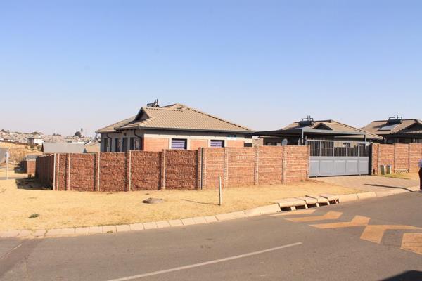 4 Bedrooms 2 Bathrooms House Royal Cradle

Prepaid Electricity 
Refuse R241.50
Water - ...