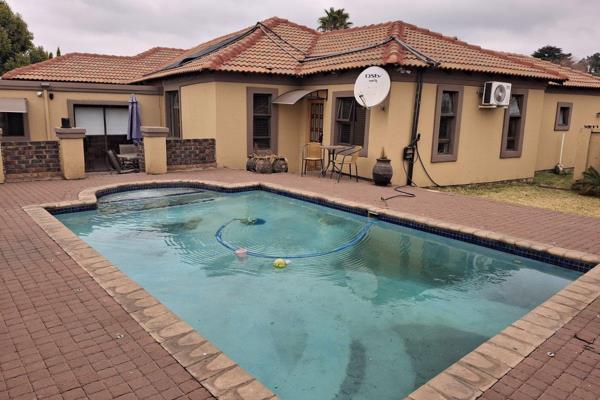 Cream at Ext 41, 
3 bed 2 bath open plan kitchen with two living areas, entertainment area beautiful pool with a lot of extras. ...