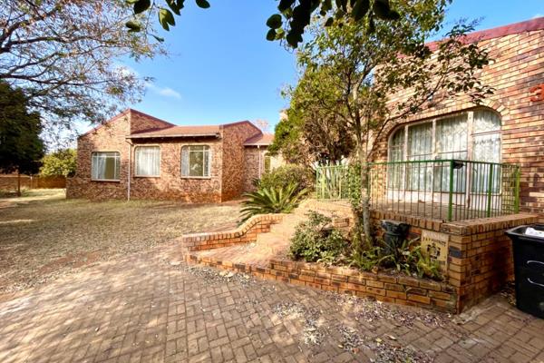 Discover your dream home in the tranquil suburb of Rant en Dal, Krugersdorp. This property, while in need of a little TLC, offers ...