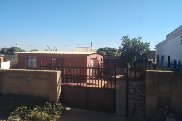 This property offers you the following:

- 2 Bedrooms
- 1 Bathroom
- Kitchen
- Living room
- Prepaid electricity
- Rates : R 100