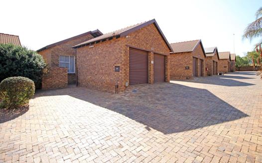 2 Bedroom Townhouse for sale in Weltevreden Park