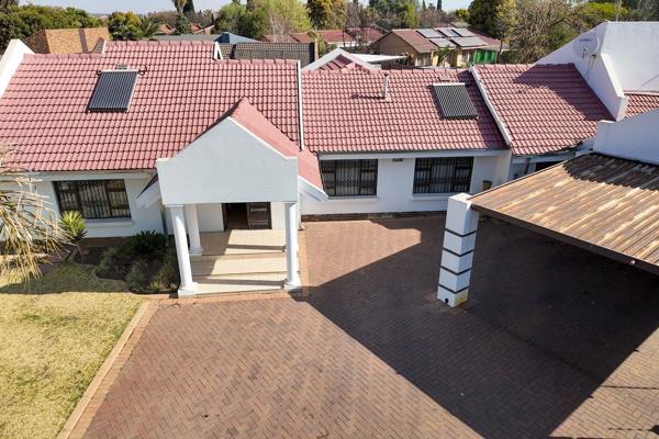 This lovely family home is spacious, modern and beautifully maintained.

Sunward Park is one of the most sought after areas in ...