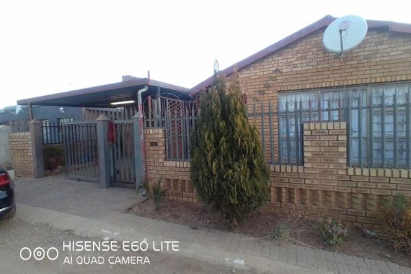 A stunning 3 bedroom house is to let at Mamelodi East, it also has a Garage and one outside bedroom. located within A kilometer to ...