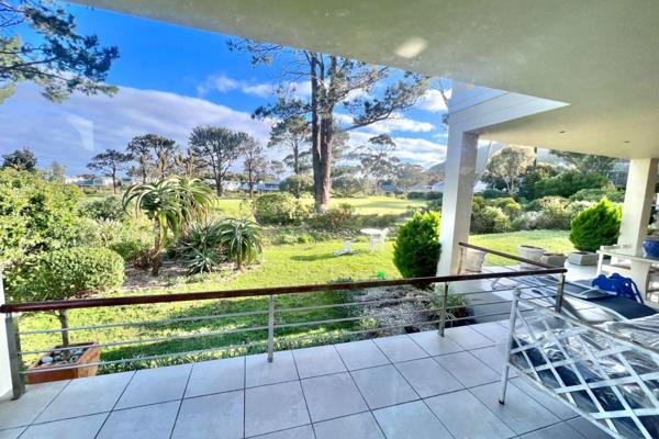 An alert to golf loving visitors of Hermanus! This beautiful house is on the 25th green ...