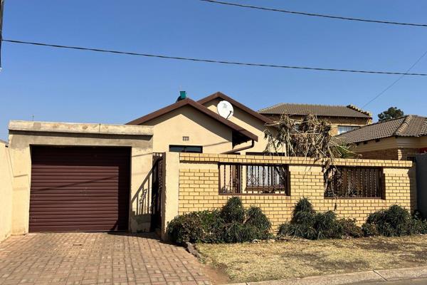 For Sale: Charming Home in Protea City

This delightful home, set on a 346sqm yard, offers comfort and convenience in Protea City ...