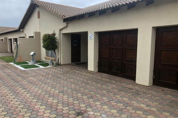 * Furnished 3 bedrooms, 2 bathroomed, 1 garage home in a gated complex.
*Open plan ...