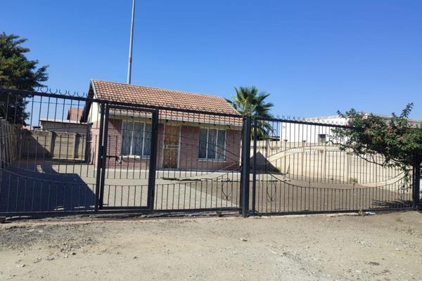 Two bedroom house stiuated in Meriting Ext 1.
The property has a spacious yard, close to school, public transport, boitekong Mall, R150 ...