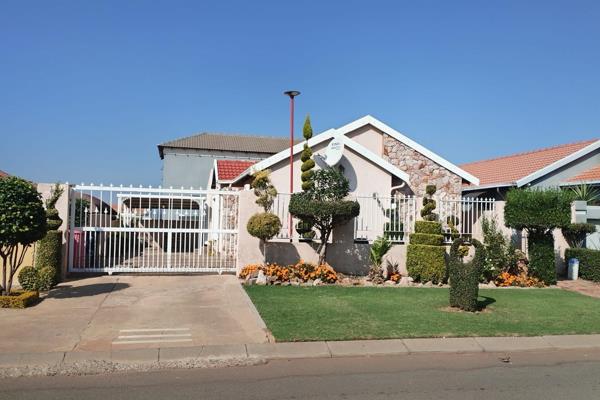 4-Bedroom House for Sale in Roodekop, Germiston

This well-maintained family home is situated in a quiet and secure neighborhood ...