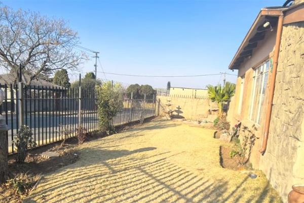 For Sale: Spacious 3-Bedroom Family Home in South Hills - R1,095,000 

Welcome to 26 Link Street, South Hills, where comfort and ...