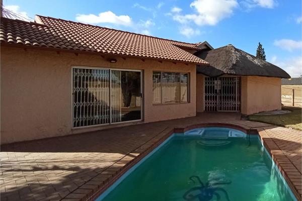 3 Bedrooms 2.5 Bathrooms Double Garage &amp; Pool

Beautiful 3 Bedroom 2.5 Bathroom ...