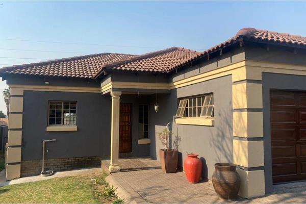 This property is up fro rental in Hoeveld Park next to the shopping complex.
The property offers 3 bedrooms, living area, dining area ...