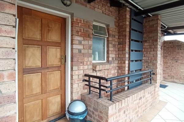 A Unique 1 bedroom in a 3 floor flat situated in Clayville, Midrand.
Walking through the front door, you&#39;ll find a large living ...