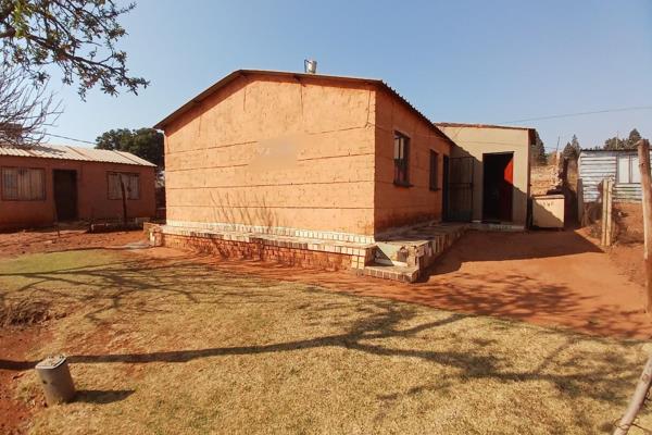 Extended house, offering 3 bedrooms,  2 bathrooms, lounge and kitchen.
Spacious yard.

Call for viewing