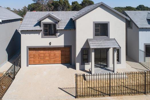 3 Bedroom Townhouse for sale in Bloemspruit