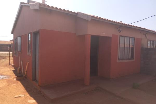 Akhona Sibobosi Properties introduces to you a 2 bedroom house with 1 kitchen and a dining room, the toilet has got a shower. The front ...