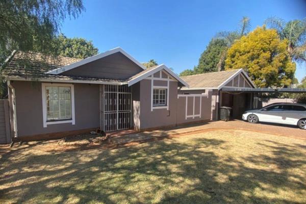 Charming Family Home in Prime Location
?? 3 Beds | ?? 2 Baths | ?? 2 Garages
Nestled in ...