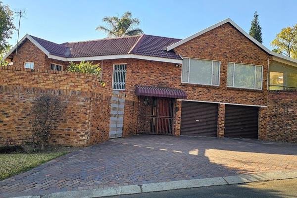 Sophistication and serenity are on offer at this low maintenance face brick 3 bedroom and 2-bathroom single storey house. As you enter ...