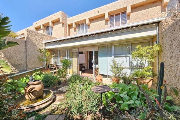 Step into the heart of Parkmore, Sandton, where your future home awaits!  A renovators dream.
This charming double-storey townhouse ...