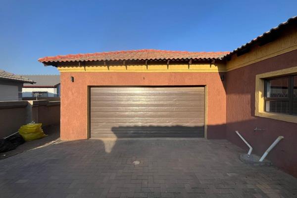 This morden luxury property offers :
- 3 Bedrooms (With newly built-in cupboards )
- 2 Full Bathrooms (main en suit)
- lounge ...