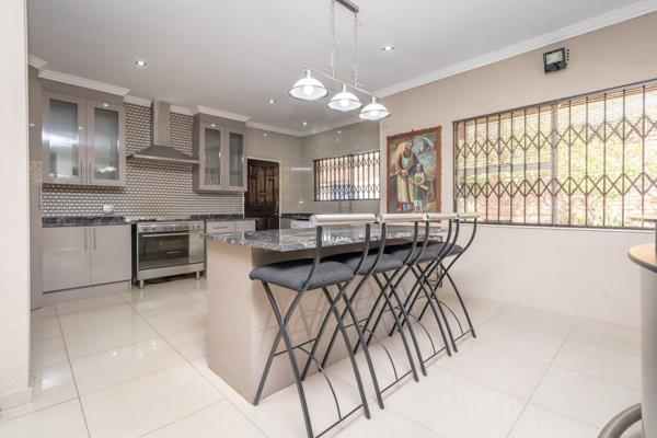 This Gorgeous Gem welcomes you!!   The Lovely open-plan Living and Entertainment Areas are bathed in natural light, creating a warm and ...