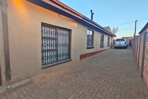 Welcome to this charming 3-bedroom home nestled in the heart of Rocklands. This inviting property features three spacious bedrooms ...