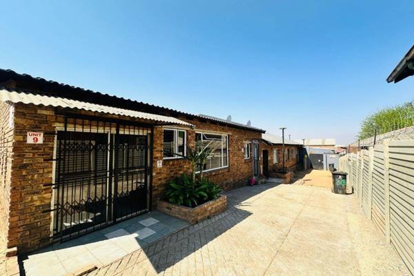 This expansive property in Elsburg is ideal for investors looking to maximize rental income. The 1549m&#178; property features multiple ...