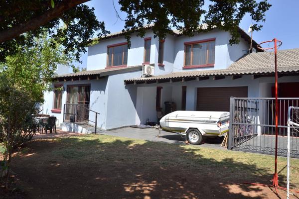 HUGE FAMILY DUET DOUBLE STOREY HOME FOR SALE IN THATCHFIELD SECURITY ESTATE, CENTURION

3 Bedrooms, 2 Full Bathrooms, Study, Wrap ...