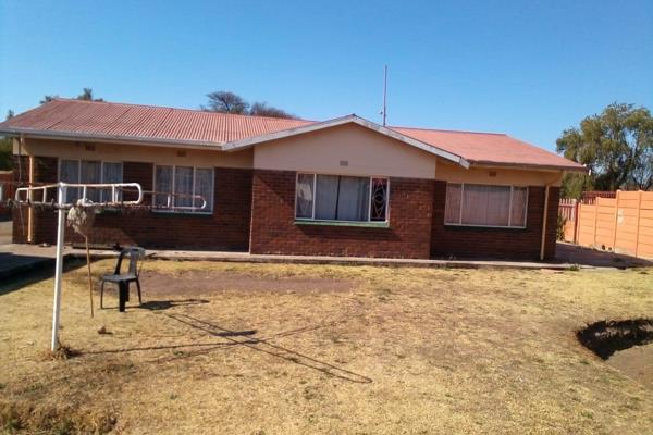 Ideal home for the first time buyer.
This cosy property in dal Fouche offers:
3 Bedrooms with built in cupboards
1 Bathroom with ...