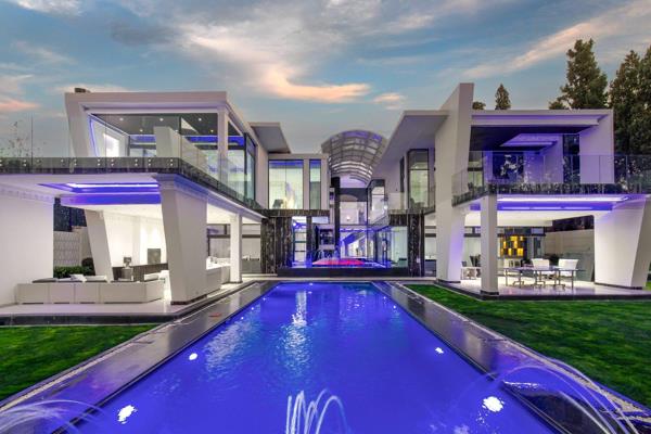 Captivating Ultra Modern &#160;Residence in Prime Bryanston.
Seeking the Pinnacle of Luxury then be captivated by this extraordinary ...