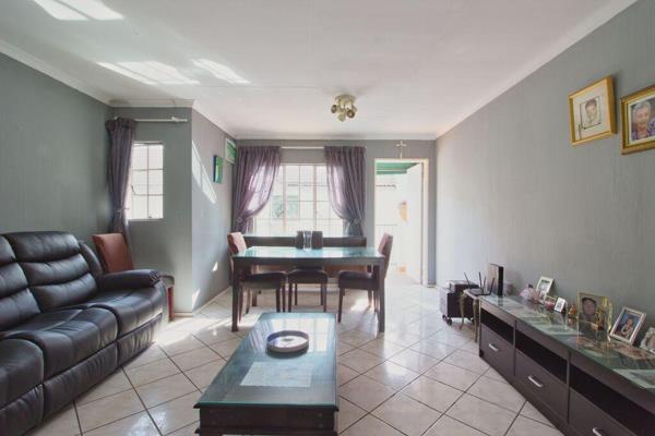 This lovely sunny unit is set in the popular Oude Kaap complex

2 bedrooms 1 ...