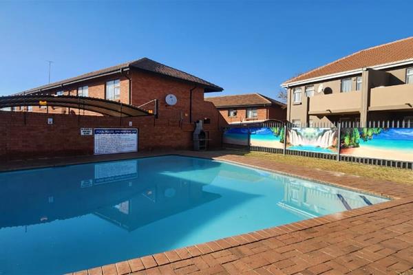 3 Bedroom Apartment for sale in Verwoerdpark, Alberton 

Investment opportunity! 
BUYING POINTS:- 
* Three spacious bedrooms with ...