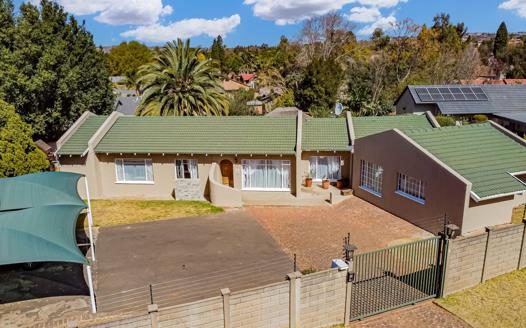 3 Bedroom House for sale in Weltevreden Park