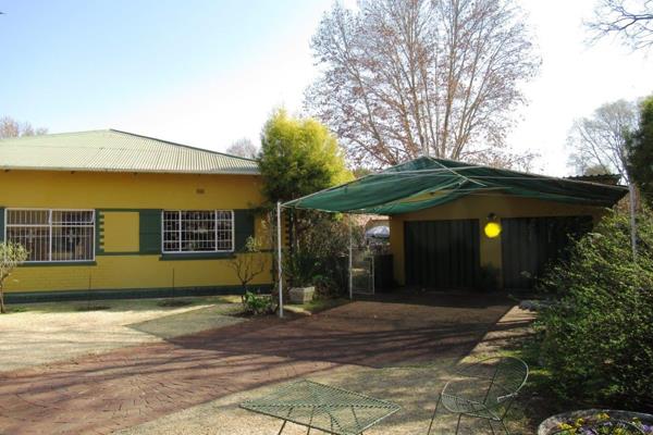 Location, location, location!!!

Golden oldie selling for R1 260 000.00

This property is well kept with a beautiful garden.

3 ...