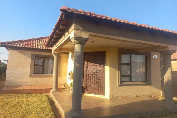 Beautiful 2 Bedroom House 
Built-in wardrobes
Marble tiled kitchen and open plan lounge and dining room