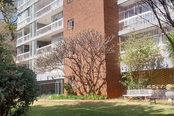 This Park Avenue bachelor unit is in a prime location- close to Killarney Mall, transport routes and Rosebank business ...