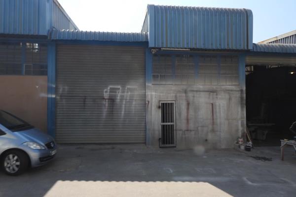 Small warehouse to Rent. Roller shutter door access to the warehouse.

Kitchenette and ...