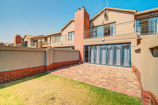 This charming 2 bedroom townhouse found in the sought after Ebotse Golf Estate is a definite must see for those looking for comfort and ...