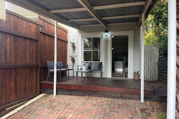 Private and beautiful flat.
1 x Bedroom. 
1 x Bathroom.
Open plan Kitchen and Lounge.
Patio and Carport.
Off street ...