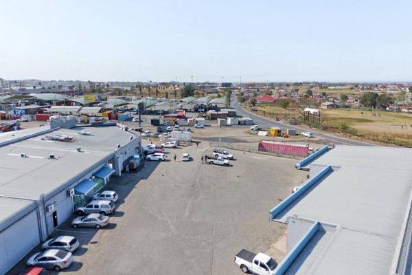 Located near a bustling Mdantsane Taxi Rank, this expansive 514 square meter retail space offers an excellent opportunity for ...