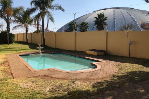 Discover this inviting 2-bedroom apartment in the heart of Randburg, offering a perfect blend of comfort and security. The unit ...