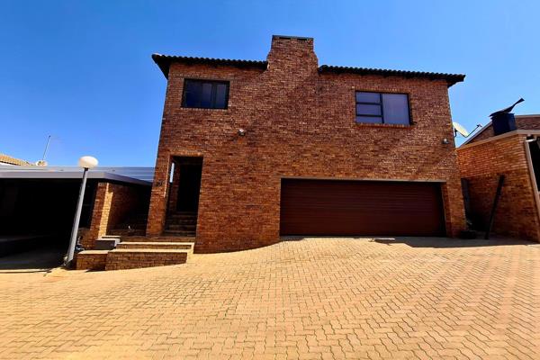 This property is at Bronkhorstbaai in a lovely complex.  This property is a double story with a double garage with automatic doors.  ...