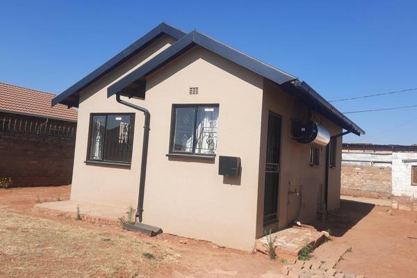 This lovely 2 bedroom home is set in the beautiful and serene suburb of Protea Glen EXT 12. The street offers an ambiance of safety and ...