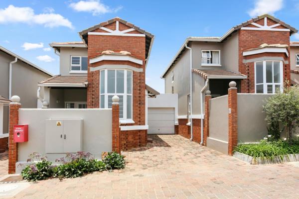 Delightful  pet friendly duplex in prime location !! 

A mere 8 mins from Sandton City ...