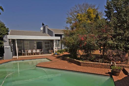 4 Bedroom House for sale in Weltevreden Park