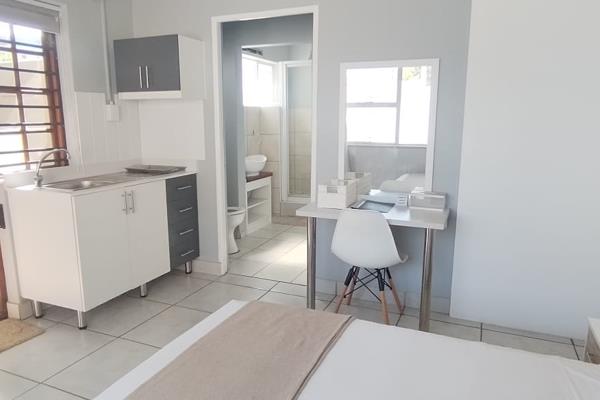 This cottage unit consists of an open plan single bedsitter opening onto a garden, 
Open plan , study area 
Bathroom with basin, a ...