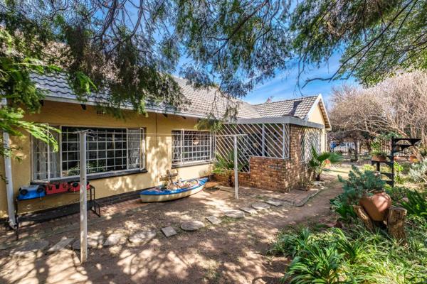 Introducing a charming family home located in the sought-after neighborhood of Parkdene. This well-maintained property boasts 3 ...