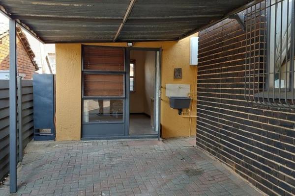 This spacious 1 bedroom cottage nested in Elandspark, offers security and comfort all together.

Pre-paid electricity and gas hob makes ...