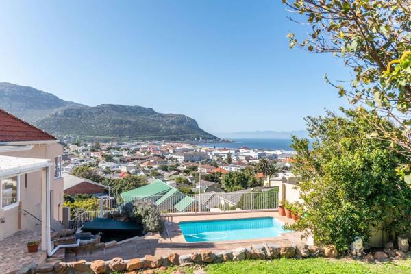 MAIN HOUSE
Situated on the picturesque Fish Hoek mountainside, this delightful 3 ...