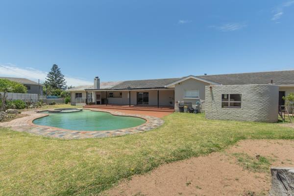 This exceptional property in Summerstrand offers a rare opportunity with 7 bedrooms and ...