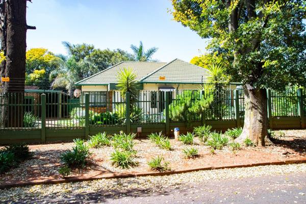 Main house Key features include:
Sun room / study
Spacious lounge
Separate open plan dining area
3 Bedrooms ...